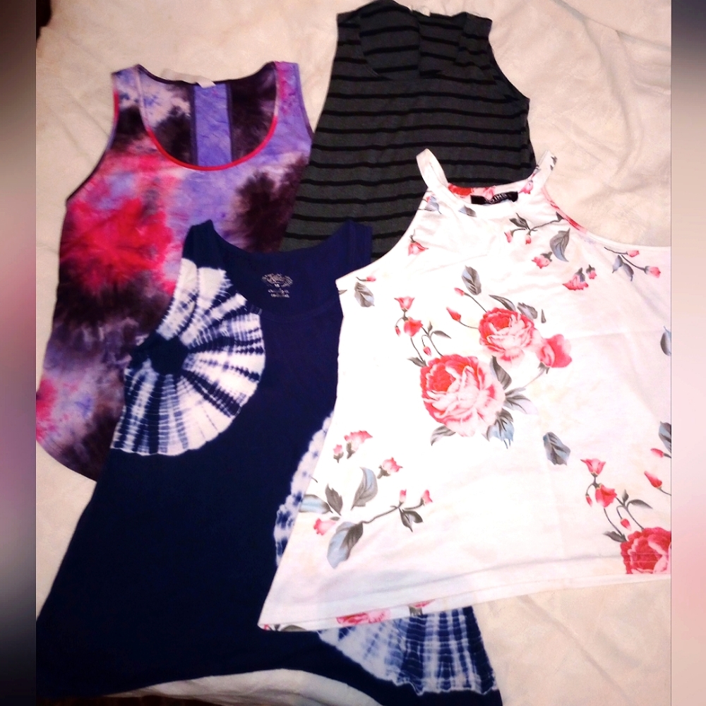 Lot of 4 Tank Tops💸